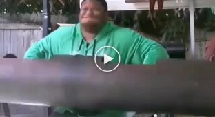 Черный человек пытается тренироваться с неподъемными весами