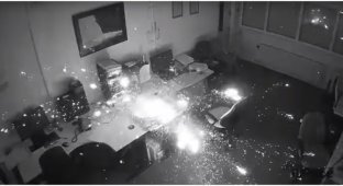 Взорвавшийся ноутбук спалил офис в Англии (2 фото + 1 видео)