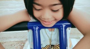 Семилетняя тайская девочка плачет кровавыми слезами (8 фото)