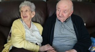 «Ты никогда не перестанешь быть мамой»: 98-летняя мать переехала к 80-летнему сыну в дом престарелых (9 фото)