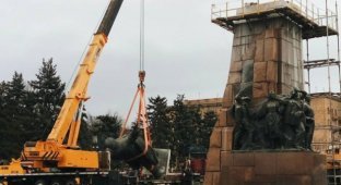 В Запорожье снесли самый большой в Украине памятник Ленину (5 фото)