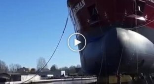 Грузовое судно чуть не раздавило рабочего при спуске на воду
