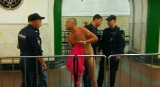 В Москве полицейские заставили догола раздеться пассажира метро для личного досмотра (3 фото)