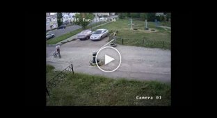 Мужчина ломает велосипед школьника