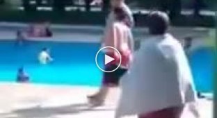 Полный мальчик танцует у бассейна