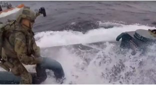 Сотрудники береговой охраны США захватили наркосубмарину с семью тоннами кокаина (2 фото + 2 видео)