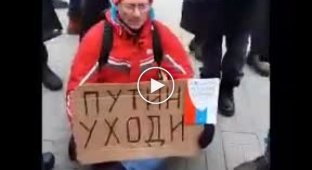 Поверил в свободу слова. В Москве задержали мужчину с плакатом Путин, уходи