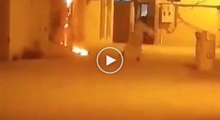 В Йемене мужчина попытался потушить горящий электрощит ведром воды