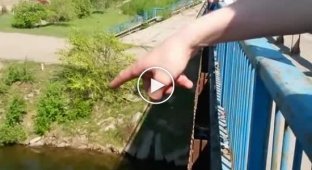 Неправильный прыжок с моста, может убить человека (мат)