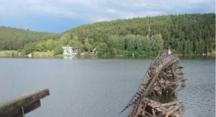 Обрушился самый длинный деревянный мост в России (4 фото)