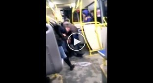 В волгорадском автобусе две женщины не поделили место и устроили спарринг
