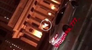 Московские мажоры гоняют по лестнице возле МГУ