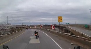 Канадсикий мотоциклист перелетел через ограждение эстакады и чудом выжил (2 фото + 1 видео)