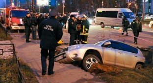 На западе Москвы под землю провалились два автомобиля (22 фото)