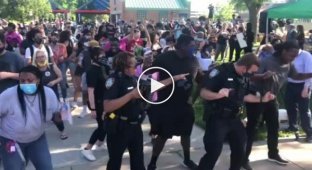 Мирные протестующие станцевали с полицейскими в США