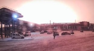 Момент взрыва и кадры тушения пожара на заводе в Уфе (1 фото + 4 видео)