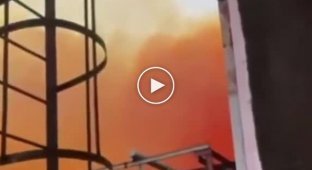 Украинский город Ровно накрыло оранжевое облако из-за аварии на химическом предприятии Ровноазот