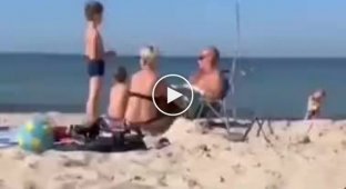 На пляже жена развлекает мужа при детях как может