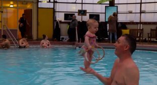 Снорри Магнуссон — исландский «заклинатель младенцев», у которого 3-месячные дети уже стоят на ногах (4 фото + 1 видео)