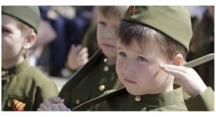 Российских педагогов и школьников могут переодеть в военную форму (2 фото)
