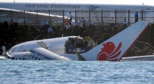 Авиакатастрофа на Бали: самолет упал в море, но никто не погиб (8 фото + 2 видео)