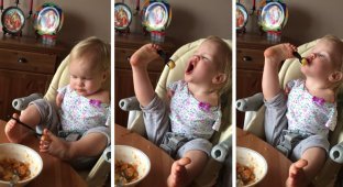 Эта маленькая девочка родилась без рук, но научилась кушать при помощи ног (5 фото + 1 видео)