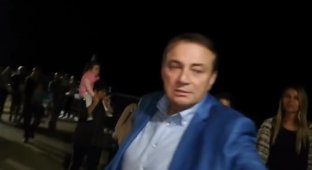 Россиянина арестовали за не заданный вопрос сочинскому мэру (2 фото + 1 видео)