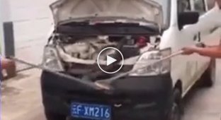 Китайская полицейские вытащили из-под капота микроавтобуса трёхметровую королевскую кобру