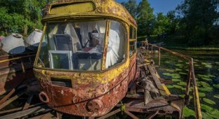 Заброшенный плавучий дом из трамвая (10 фото)