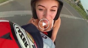Пышногрудую девушку прокатили на мотоцикле