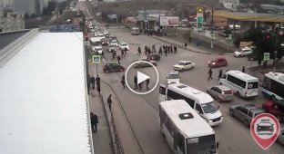 В Севастополе женщина выпала из задней двери маршрутки
