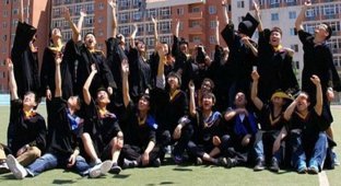 Китайские студенты отметили окончание университета в клубах дыма (5 фото)