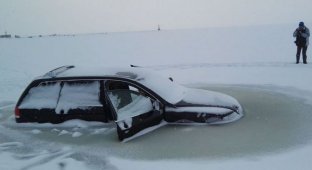 В Эстонии провалившийся под лед внедорожник вмерз в воду (4 фото)