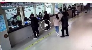 Подкинувший сумку с деньгами мужчина испугал медицинский персонал в Китае
