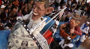Странные карнавальные платформы с Обамой (15 фото)