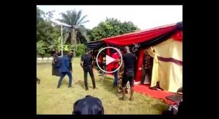 Задорные танцы на похоронах в Африке завершились падением гроба с телом на землю