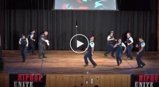 Новозеландские полицейские устроили зажигательные танцы на хип-хоп конкурсе
