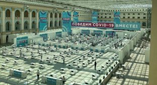 В Гостином дворе открылся самый крупный центр вакцинации в Москве (3 фото)