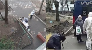 Во дворе столицы скончалась женщина, которую бросили социальные работники (2 фото + 1 видео)