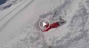 Лыжники в Альпах случайно заметили и спасли девушку, застрявшую в снегу