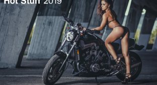 Календарь с сексуальными девушками и горячими мотоциклами (14 фото)