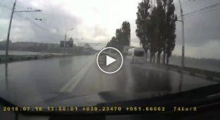 BMW в время дождя вылетел на встречную полосу в Воронеже