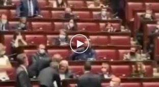 Что может случиться, если не надеть маску в итальянском сенате