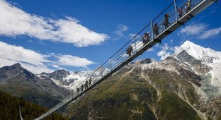 Вниз не смотреть: самый длинный пешеходный мост открыли в горах Швейцарии (10 фото)