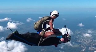 Девушка устроила родео на высоте в несколько тысяч метров, оседлав мужчину в «костюме-крыле»