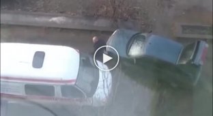 В Иваново мужчина с кулаками набросился на машину скорой помощи (мат)
