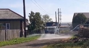 Выразили почтение: в российском городе перед визитом губернатора отмыли грунтовую дорогу (4 фото + 1 видео)