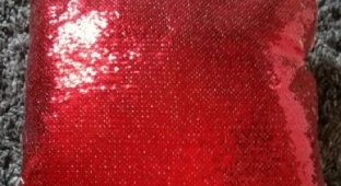 С подушкой с красными блестками и лицом Николаса Кейджа начала твориться какая-то чертовщина (5 фото)