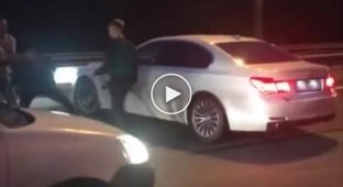 В Петербурге водителю прокусили ухо в дорожной разборке