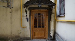 Петербуржцы восстановили двери исторического здания на свои деньги (1 фото)